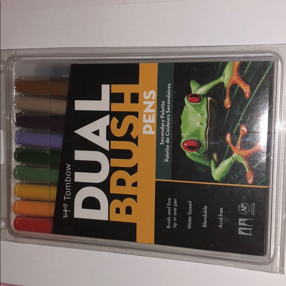 Dual brush pens